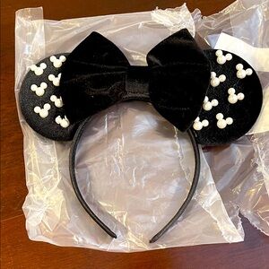 Disney new black velvet ears with Mickey pearls